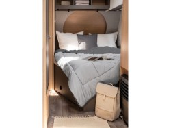 walra-travel-dekbed-caravan-camper-140-200-lichtgrijs-antraciet-sfeer-dichtbij-1470200